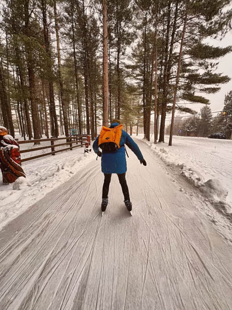 Patinage sur un sentier glacé en forêt / Skating on an icy forest trail