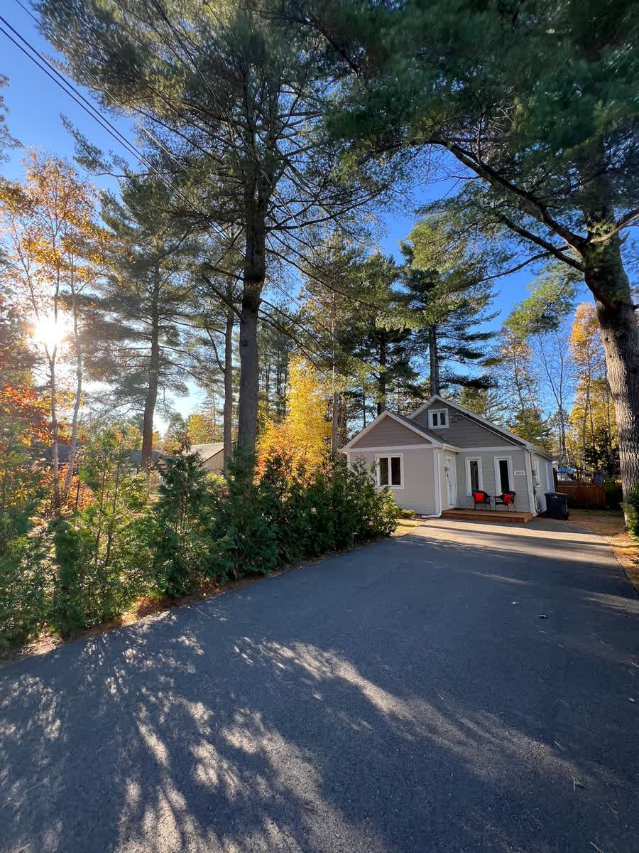 Chalet entouré de forêt en automne à Val-David / Chalet surrounded by fall forest in Val-David