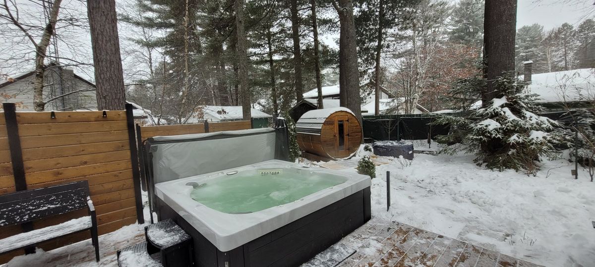 Spa fumant dans la neige à Rawdon / Steaming hot tub in the snow in Rawdon