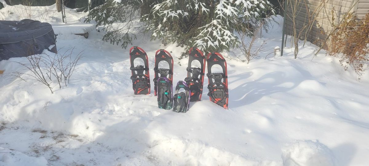 Raquettes plantées dans la neige / Snowshoes stuck in the snow
