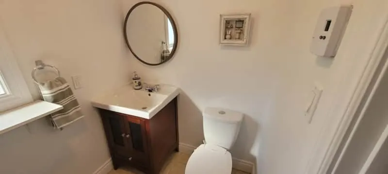 Salle de bain blanche avec meuble-lavabo