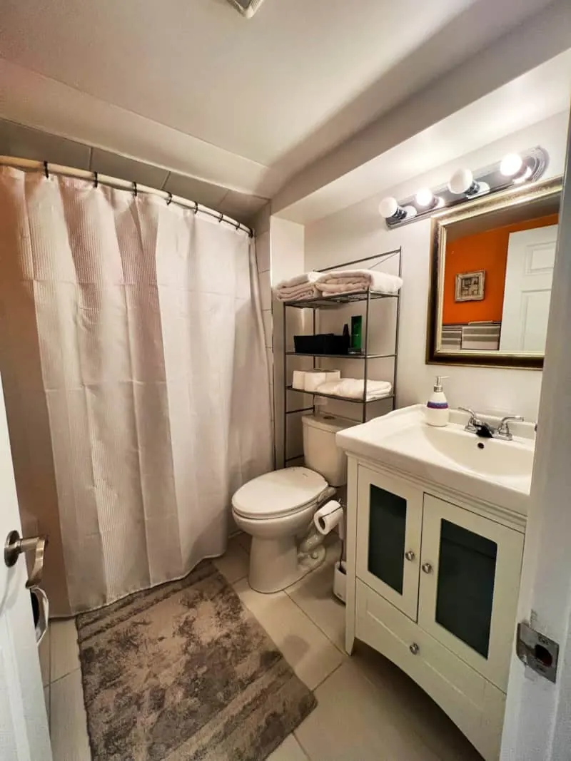 Salle de bain équipée d’une douche