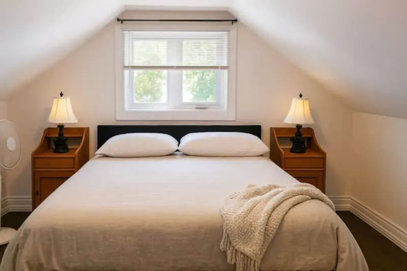 Chambre mansardée avec lit double